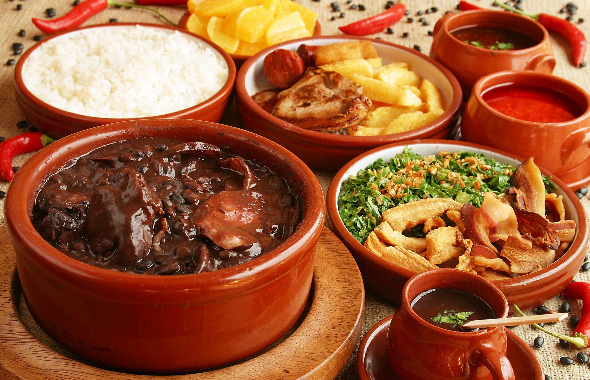 Mesa com pratos da culinária regional
